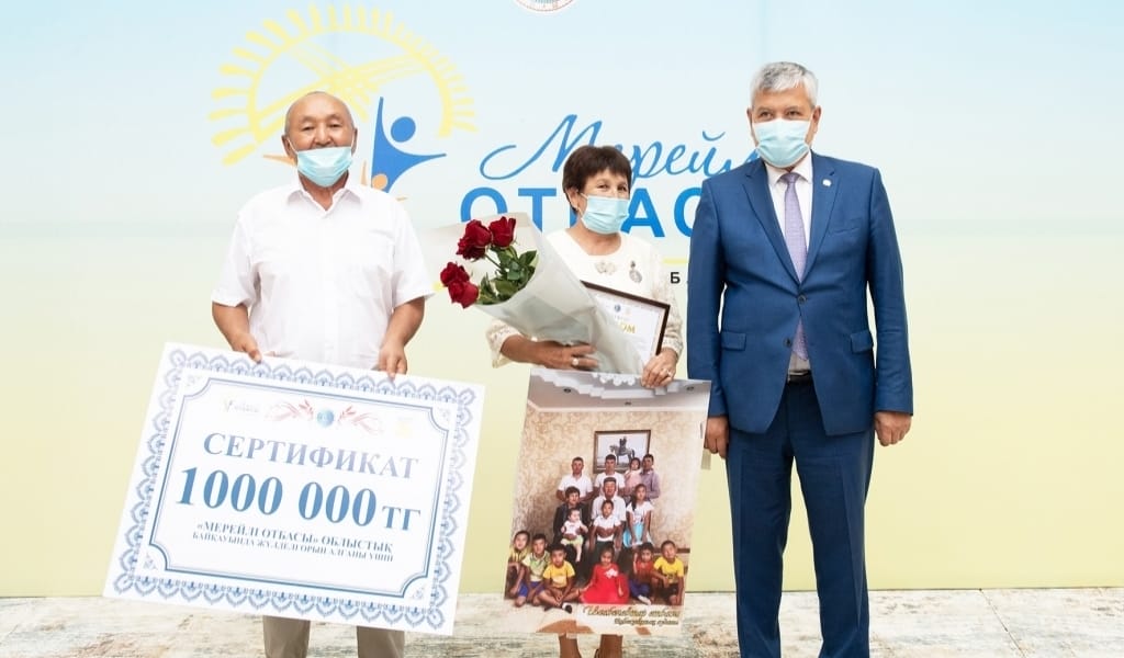 АЛМАТЫ ОБЛЫСЫНДА ЕҢ ҮЛГІЛІ ОТБАСЫНА БІР МИЛЛИОН ТЕҢГЕ БЕРІЛДІ