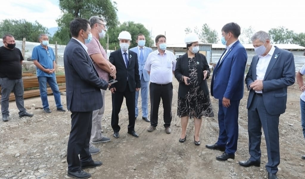 ДЕПУТАТТАР ТЕКЕЛІДЕ САЛЫНЫП ЖАТҚАН ҚҰРЫЛЫС НЫСАНДАРЫН КӨРДІ