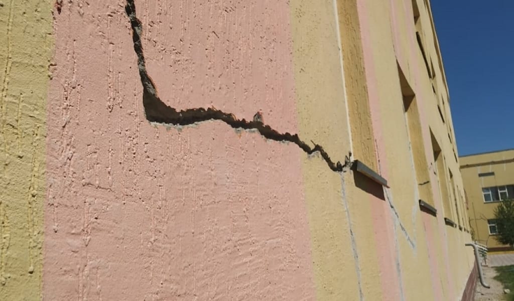 ҚАБЫРҒАСЫ СӨГІЛГЕН ЖАҢА МЕКТЕП: АУДАН ӘКІМДІГІ МӘН-ЖАЙДЫ ТҮСІНДІРДІ