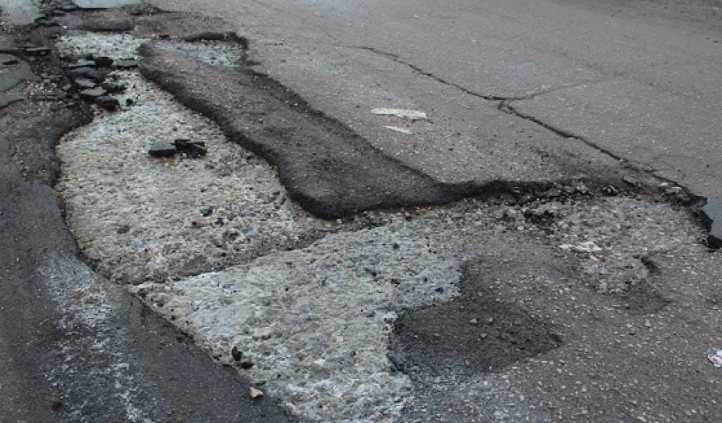 "ЖОЛ НАШАР, ҚОЮ ШАҢНЫҢ АСТЫНДА ҚАЛАМЫЗ": АЛМАТЫ ТҮБІНДЕГІ АУЫЛ МҰҢЫ