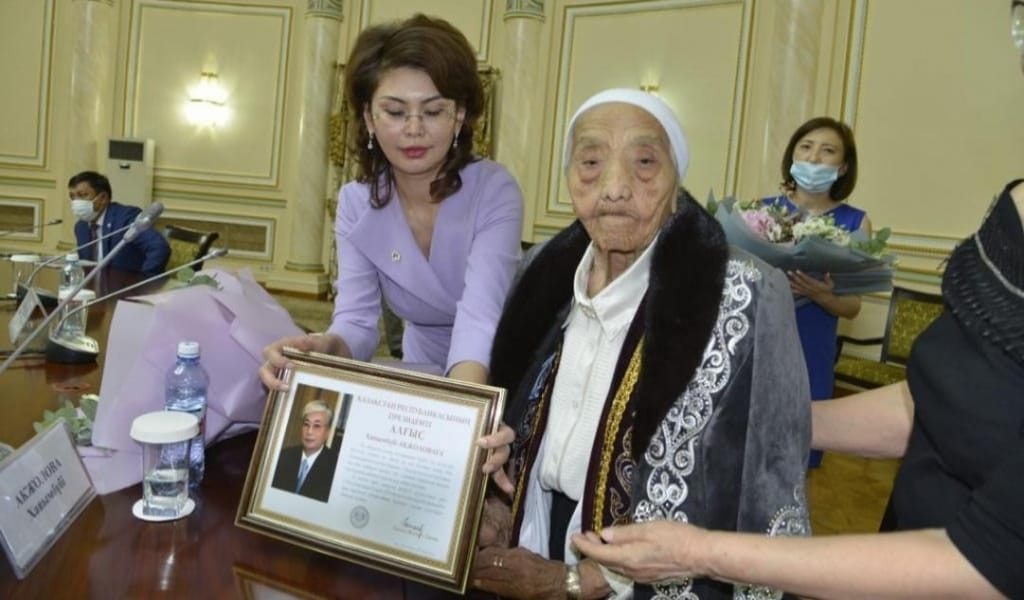 ПРЕЗИДЕНТ ЖҮЗГЕ ТОЛҒАН ЖУРНАЛИСТ АПАҒА АЛҒЫС ХАТ ЖОЛДАДЫ