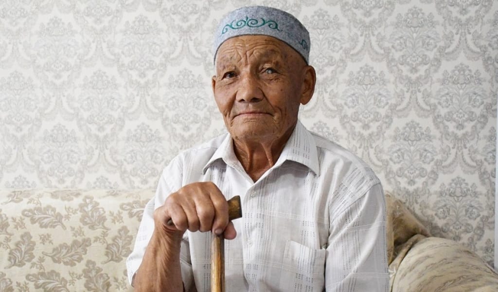 АЛАКӨЛДЕ 83 ЖАСТАҒЫ ҚАРИЯ БҮКІЛ ӘУЛЕТІМЕН ВАКЦИНА САЛДЫРЫП АЛДЫ