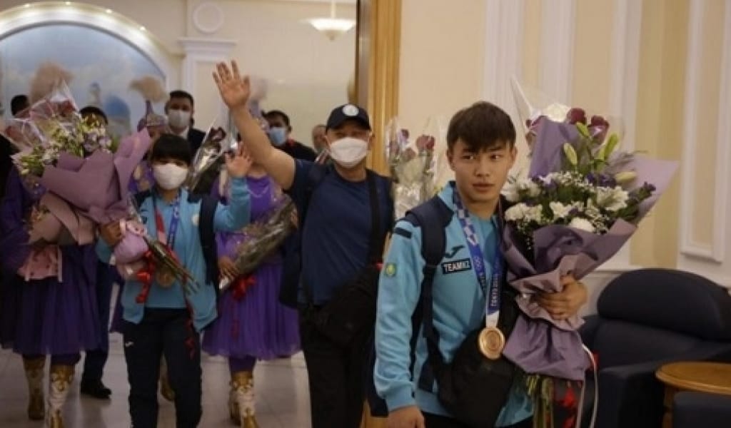 ИГОРЬ НЕ АЙТТЫ? ЗУЛЬФИЯ НЕГЕ ЖЫЛАДЫ? ҚОС ЧЕМПИОННЫҢ ЕЛГЕ ОРАЛУЫ