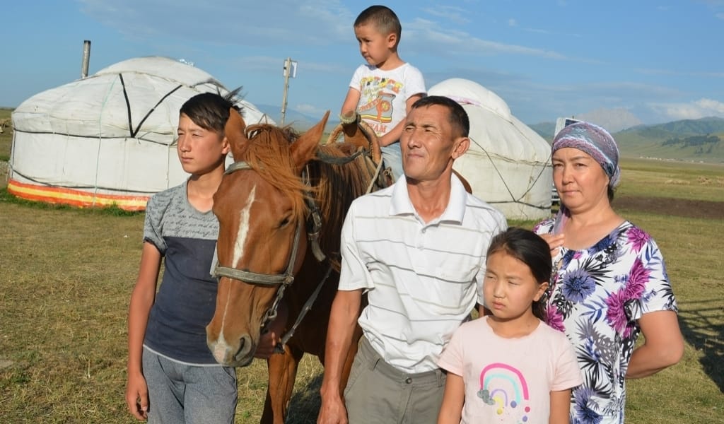 "ҚЫЗЫҒЫН КӨРІП ҚАЙТАМЫЗ": ЖЫЛ САЙЫН ЖАЙЛАУҒА ШЫҒАТЫН ОТБАСЫ