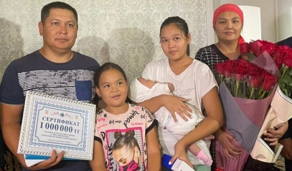 АМАНДЫҚ БАТАЛОВ 19 МИЛЛИОНЫНШЫ ТҰРҒЫННЫҢ ОТБАСЫН ҚҰТТЫҚТАДЫ