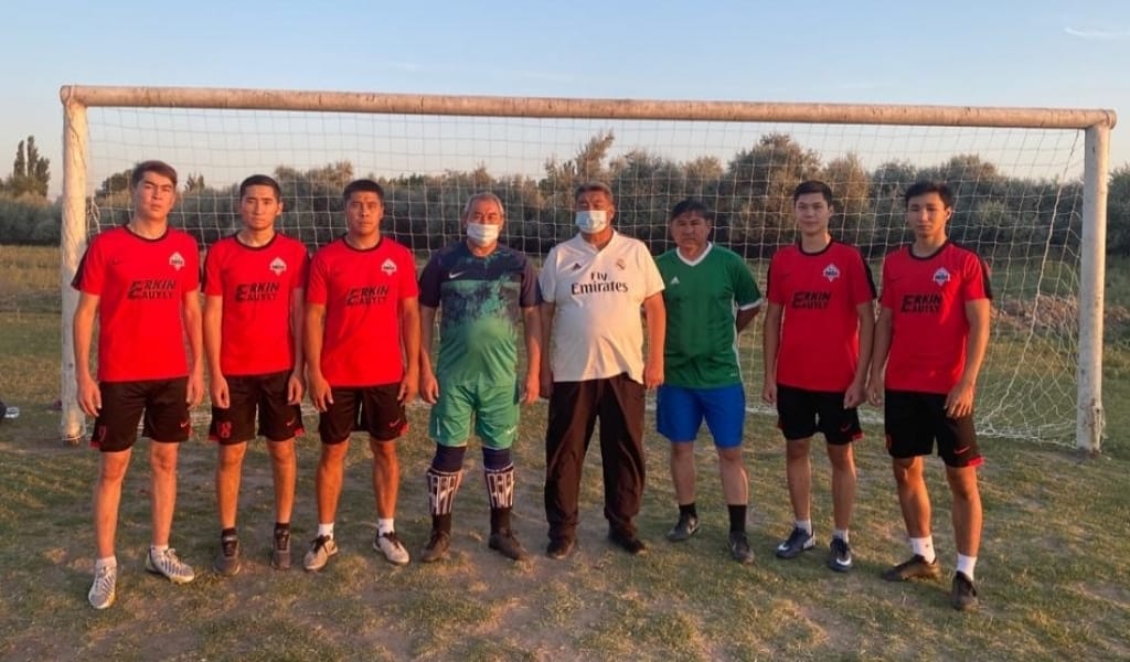 БҮГІН - СПОРТ КҮНІ: АУЫЛДЫҢ ЖЕҢІМПАЗ ФУТБОЛШЫЛАРЫ ЖАЙЛЫ БІРЕР СӨЗ