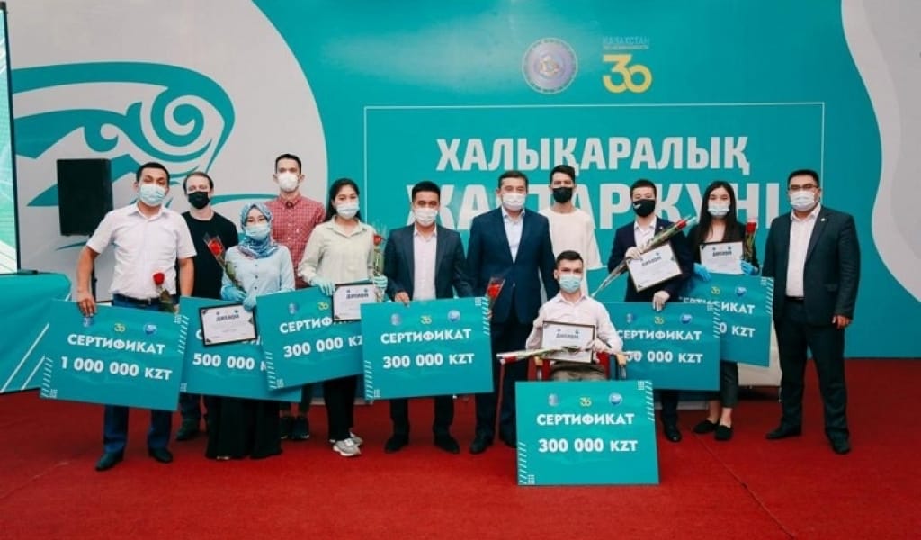 ТАЛДЫҚОРҒАНДА ТЫҢ ЖОБА ҰСЫНҒАН ЖАС ҒАЛЫМДАРҒА ҚОМАҚТЫ ҚАРЖЫ БЕРІЛДІ