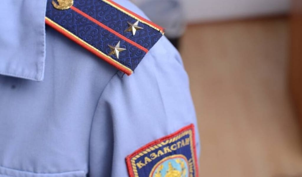 КАФЕГЕ КІРІП, КҮЗЕТШІЛЕРДІ ҰРҒАН ПОЛИЦЕЙЛЕР ҚЫЗМЕТТЕН ҚУЫЛДЫ