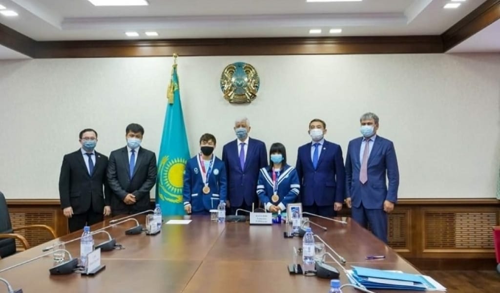 АМАНДЫҚ БАТАЛОВ ОЛИМПИАДАНЫҢ ҚОС ЖҮЛДЕГЕРІНЕ ПӘТЕР СЫЙЛАДЫ