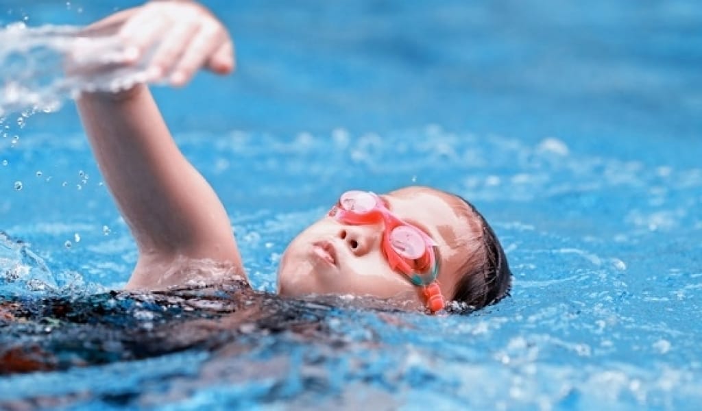 ТАЛДЫҚОРҒАНДА 100-ДЕН АСТАМ БҮЛДІРШІН БАССЕЙНДЕ ТЕГІН ШОМЫЛДЫ