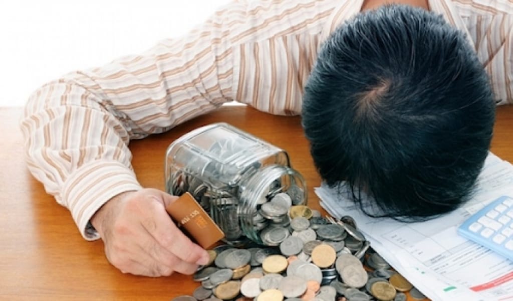 ҚАЗАҚСТАНДА ҚАРЫЗҒА БАТЫП ӨМІР СҮРЕТІНДЕР КӨП: БҰДАН ШЫҒАР ЖОЛ ҚАЙСЫ?