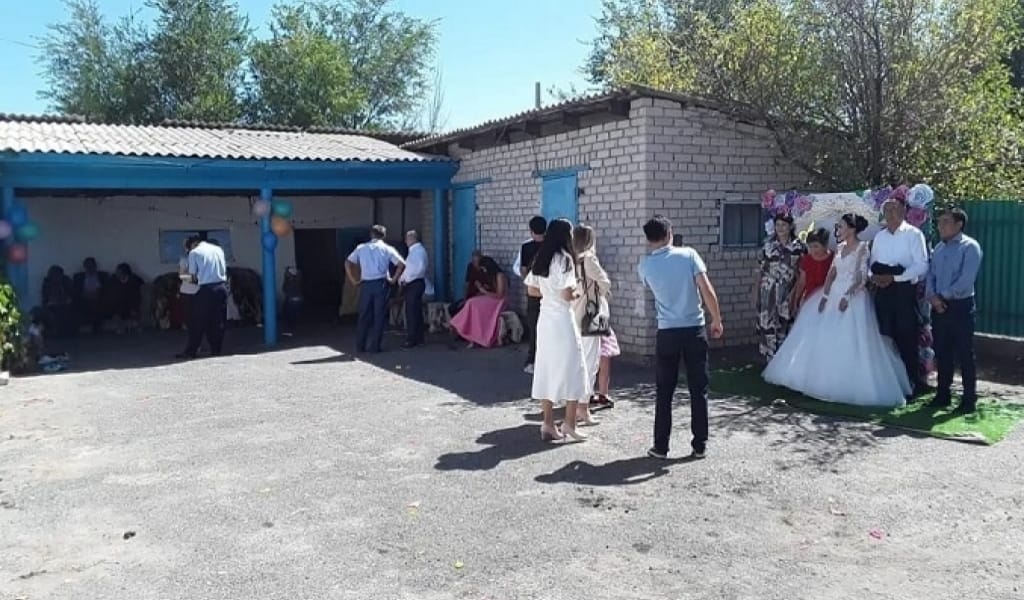 АЛАКӨЛДЕ ҚҰДА КҮТІП, ҮЙЛЕНУ ТОЙЫН ЖАСАҒАНДАРҒА ХАТТАМА ТОЛТЫРЫЛДЫ
