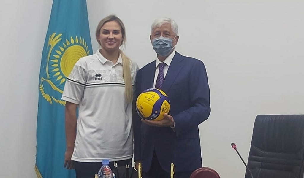 АМАНДЫҚ БАТАЛОВ ЖЕТІСУЛЫҚ ВОЛЕЙБОЛШЫ ҚЫЗДАРДЫ ҚАБЫЛДАДЫ