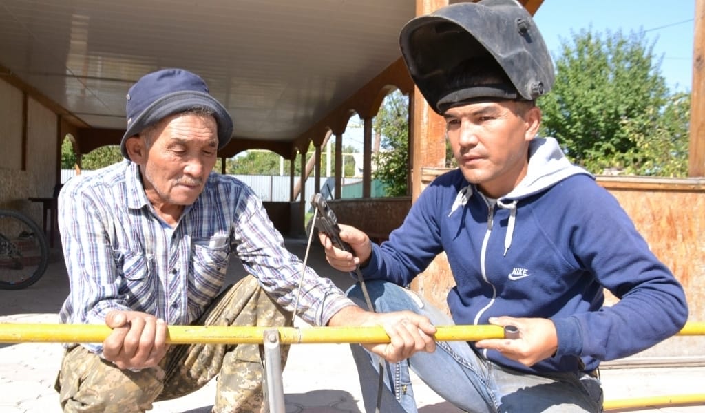 КӨМЕККЕ МҰҚТАЖ ОТБАСЫЛАРҒА ГАЗ ҚҰБЫРЫ ТЕГІН ТАРТЫЛЫП ЖАТЫР