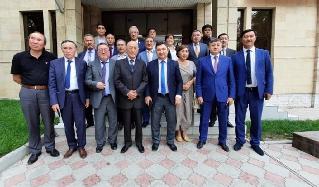 БІШКЕКТЕ ЖАМБЫЛ КІТАБЫНЫҢ ТҰСАУЫ КЕСІЛІП, ҚАЗАҚ-ҚЫРҒЫЗ АЙТЫСЫ ӨТТІ