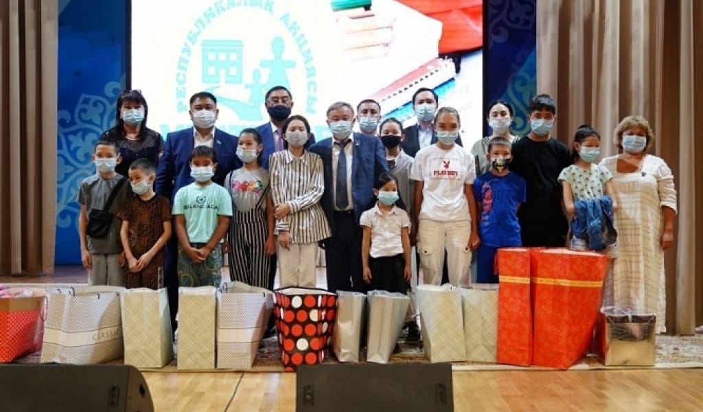 ДЕПУТАТТАР МЫҢНАН АСТАМ ОҚУШЫҒА ҚАЙЫРЫМДЫЛЫҚ КӨРСЕТТІ