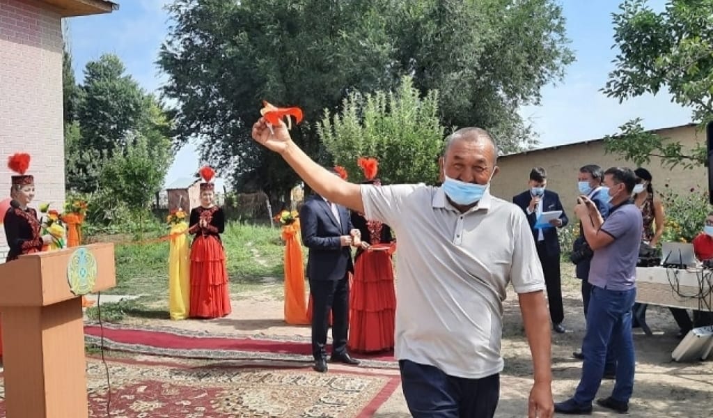 ЖАМБЫЛ АУДАНЫНЫҢ КӘСІПКЕРІ ТАҒЫ 10 ОТБАСЫНА ТЕГІН ҮЙ СЫЙЛАДЫ