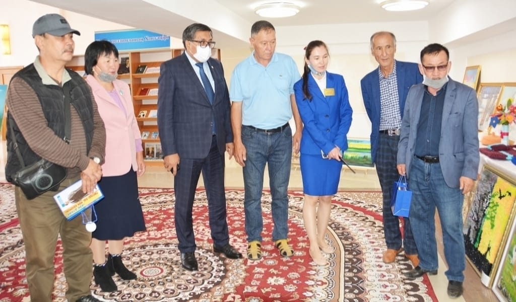 МҰҚАҒАЛИДЫҢ 90 ЖЫЛДЫҒЫНА ОРАЙ ҚАРАСАЗҒА СУРЕТШІЛЕР КЕЛДІ