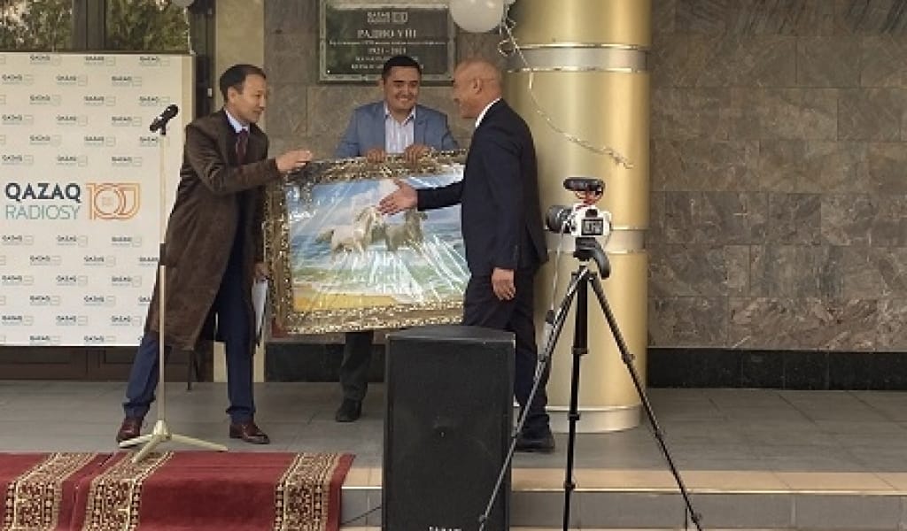 АЛМАТЫДАҒЫ ҚАЗАҚ РАДИОСЫНЫҢ ҒИМАРАТЫНА ЕСКЕРТКІШ ТАҚТА ІЛІНДІ