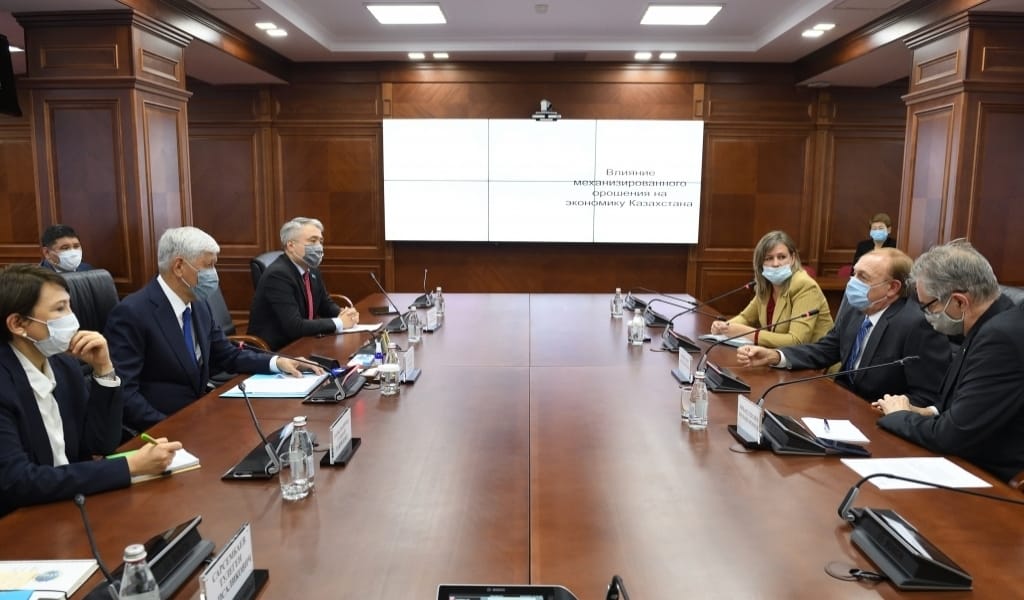 АМАНДЫҚ БАТАЛОВ БІРНЕШЕ КОМПАНИЯНЫҢ ҰСЫНЫС-ТІЛЕГІН ТЫҢДАДЫ