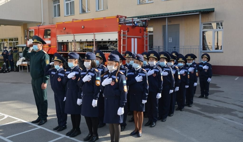 ОҚУШЫЛАР ДА ӨРТ СӨНДІРЕДІ: ОБЛЫСТА ҮШІНШІ КАДЕТ СЫНЫБЫ АШЫЛДЫ