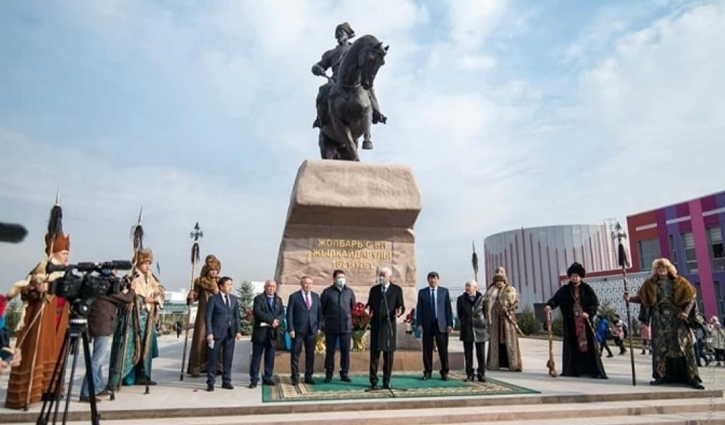 ТАЛДЫҚОРҒАНДА ЖОЛБАРЫС БИДІҢ ЕҢСЕЛІ ЕСКЕРТКІШІ БОЙ КӨТЕРДІ