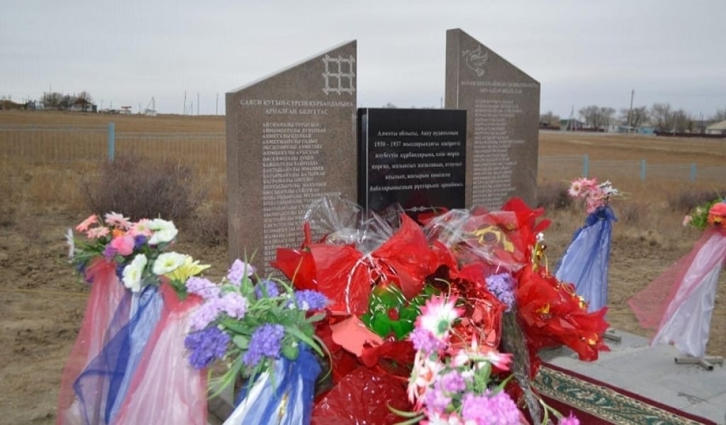 АҚСУ АУДАНЫНДА ҚУҒЫН-СҮРГІН ҚҰРБАНДАРЫНА ЕСКЕРТКІШ ҚОЙЫЛДЫ