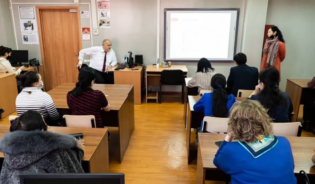 ЖЕТІСУ УНИВЕРСИТЕТІ ШЕТЕЛДІК ҒАЛЫМДАРМЕН БІРЛЕСЕ ЖҰМЫС ІСТЕЙДІ