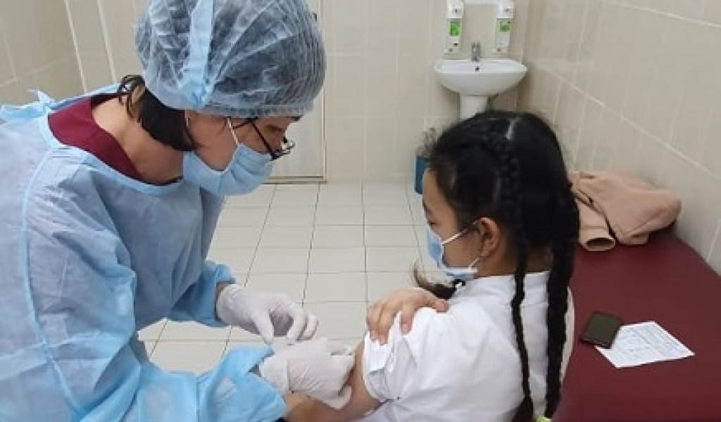 БҮГІН - БАЛАЛАРДЫ ВАКЦИНАЛАУДЫҢ БІРІНШІ КҮНІ. КІМДЕР АЛДЫ? ӘСЕРІ ҚАНДАЙ?