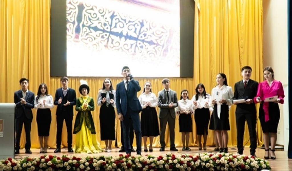 ЖЕТІСУ УНИВЕРСИТЕТІНІҢ СТУДЕНТТЕРІ МҰҚАҒАЛИ ӨЛЕҢДЕРІН ОҚЫДЫ
