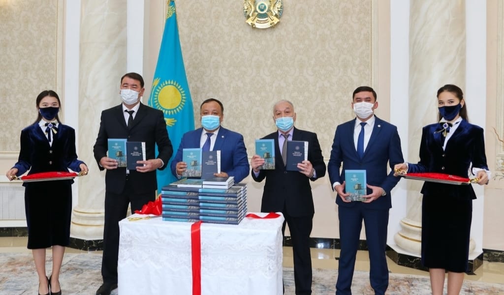 ҰЛТТЫҚ ҚАУІПСІЗДІК КОМИТЕТІНІҢ ӨКІЛДЕРІ ҚОС КІТАПТЫҢ ТҰСАУЫН КЕСТІ