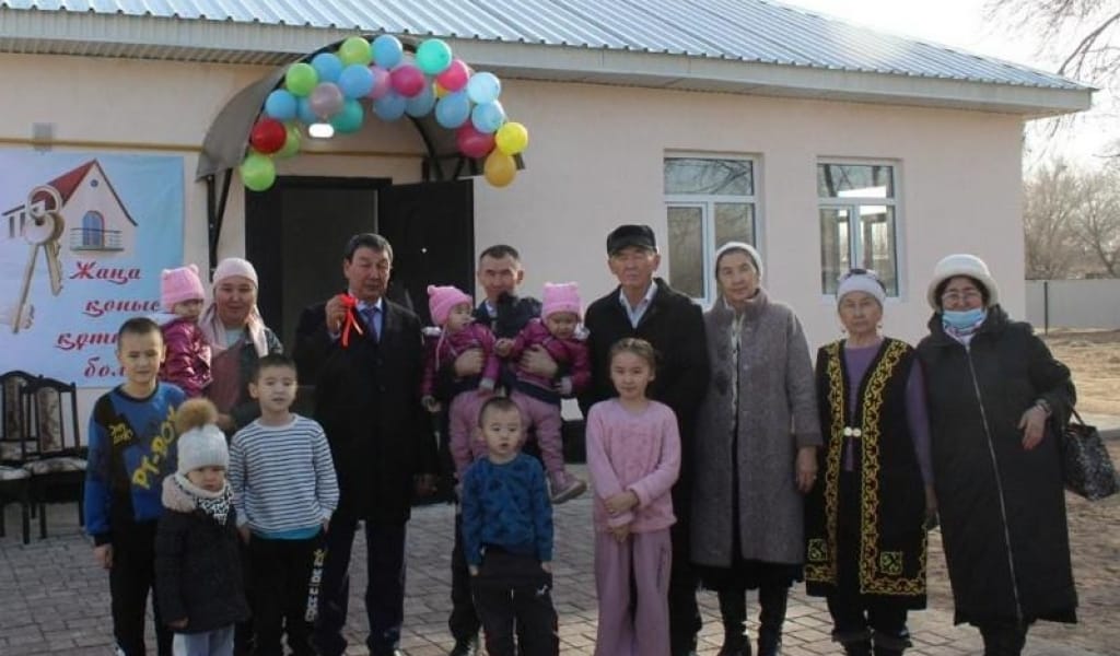 АҚШИДЕГІ ҚУАНЫШ: ҮШЕМ ТУҒАН ОТБАСЫНА ЖЕКЕ КӘСІПКЕР ҮЙ СЫЙЛАДЫ