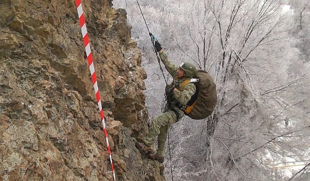АЛМАТЫ ОБЛЫСЫНДАҒЫ ӘСКЕРИЛЕР ТАУҒА ӨРМЕЛЕП ШЫҒУДАН ЖАРЫСТЫ