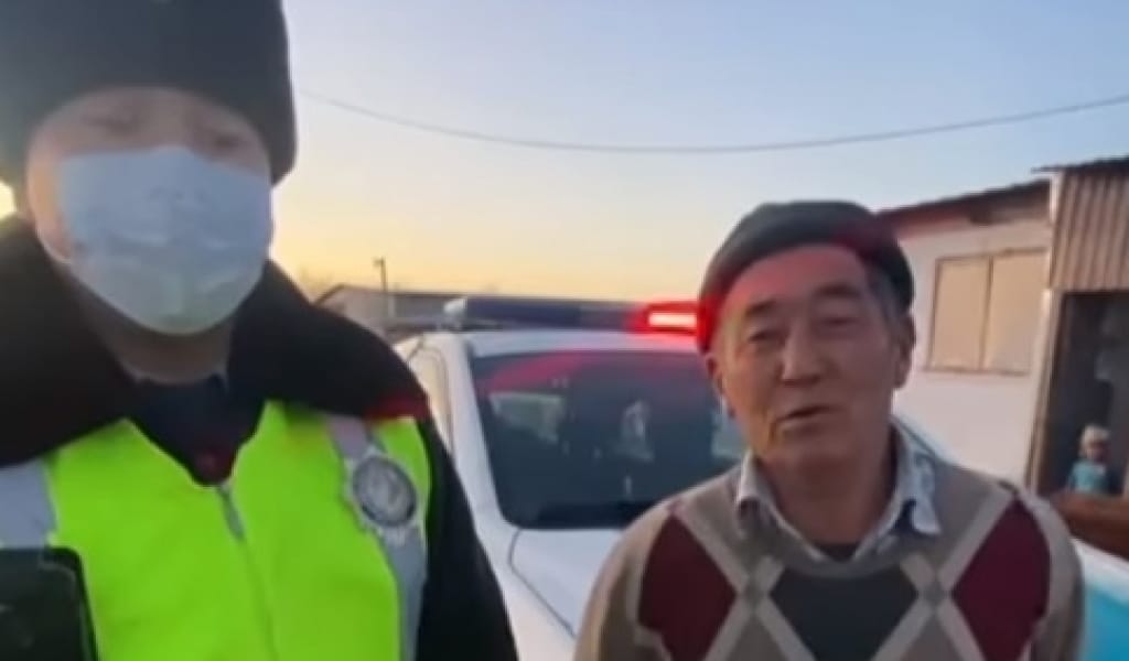 ЖОЛ БОЙЫНДА ТӨРТ ЖАСАР БАЛА НЕ ІСТЕП ЖҮР? ПОЛИЦИЯҒА МЫҢ АЛҒЫС!