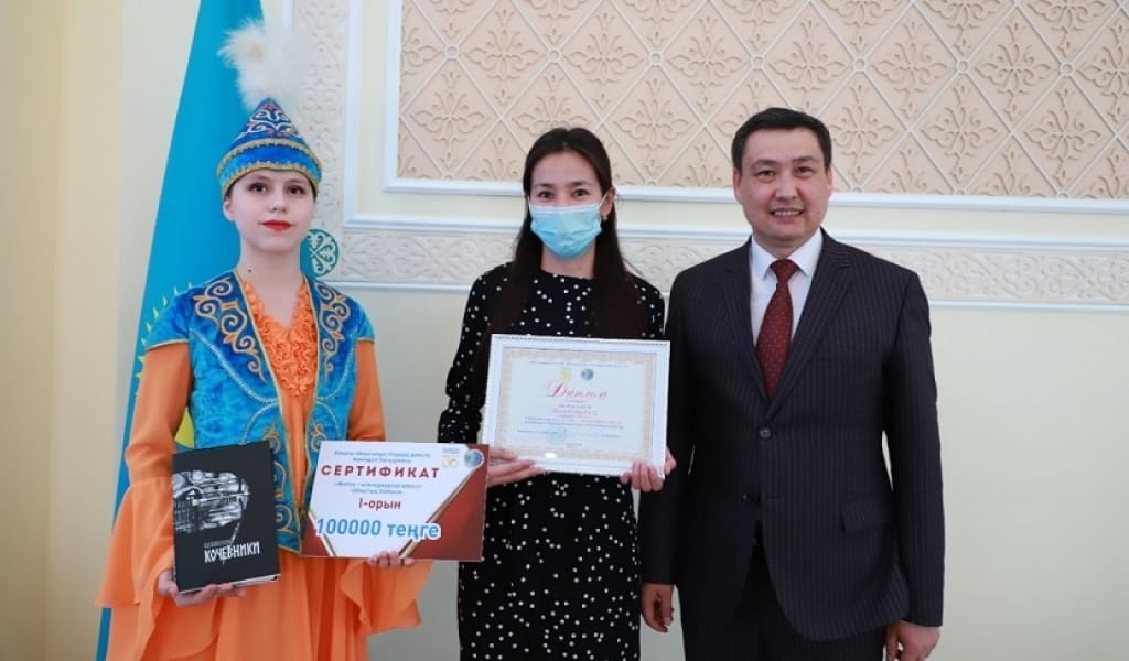 АЛМАТЫ ОБЛЫСЫНДА КІТАПҚҰМАР АЗАМАТТАРҒА АҚШАЛАЙ СЫЙЛЫҚ БЕРІЛДІ