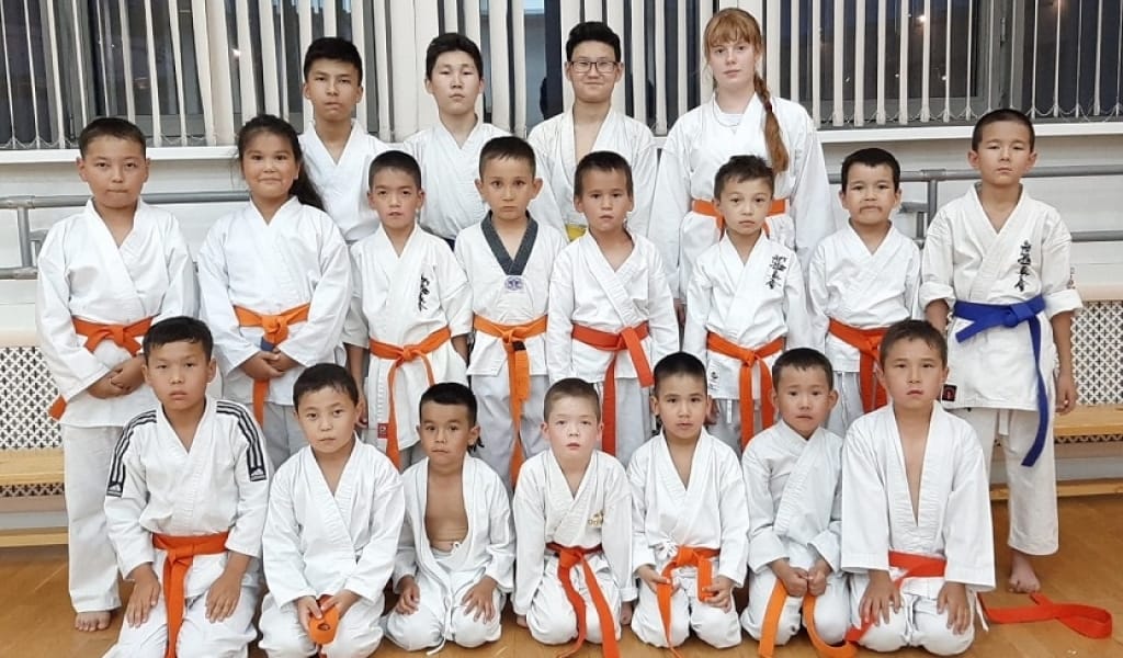 ОҚУШЫЛАР САРАЙЫНЫҢ ЖАС КАРАТЭШІЛЕРІ ЖҮЛДЕЛІ ОРЫНДЫ БЕРМЕЙ ЖҮР