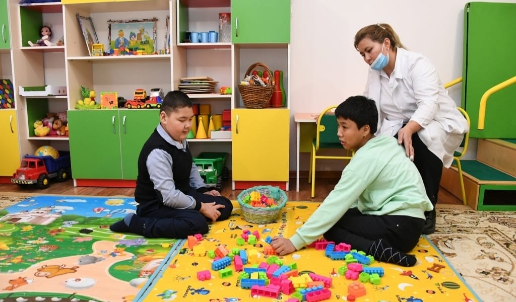 ҮШТӨБЕДЕ МҮМКІНДІГІ ШЕКТЕУЛІ БАЛАЛАРҒА АРНАЛҒАН ОРТАЛЫҚ АШЫЛДЫ