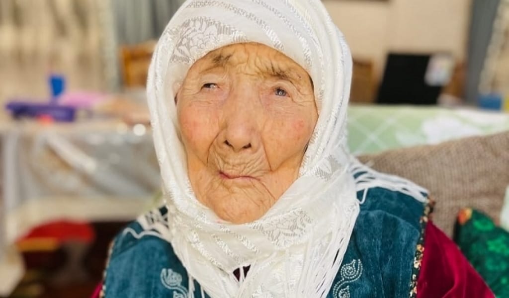 ЖҮЗ ЖАСТАҒЫ ӘЖЕ ҰЗАҚ ӨМІР СҮРУДІҢ ҚАРАПАЙЫМ ҚАҒИДАСЫН АЙТТЫ