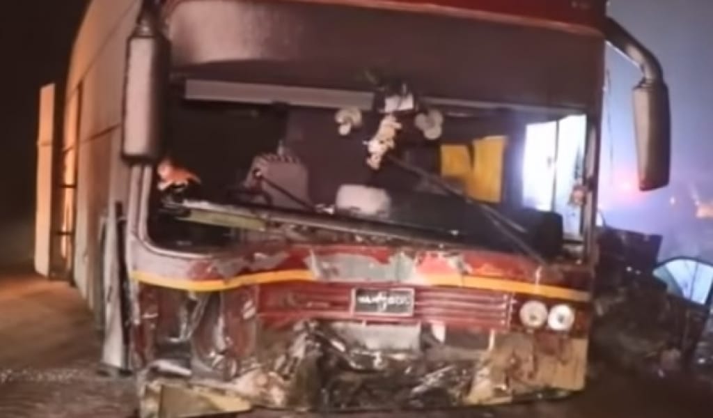 ЖАМБЫЛ АУДАНЫНДА АВТОБУС АУДАРЫЛЫП, ЖЕҢІЛ КӨЛІКТІ БАСЫП ҚАЛДЫ