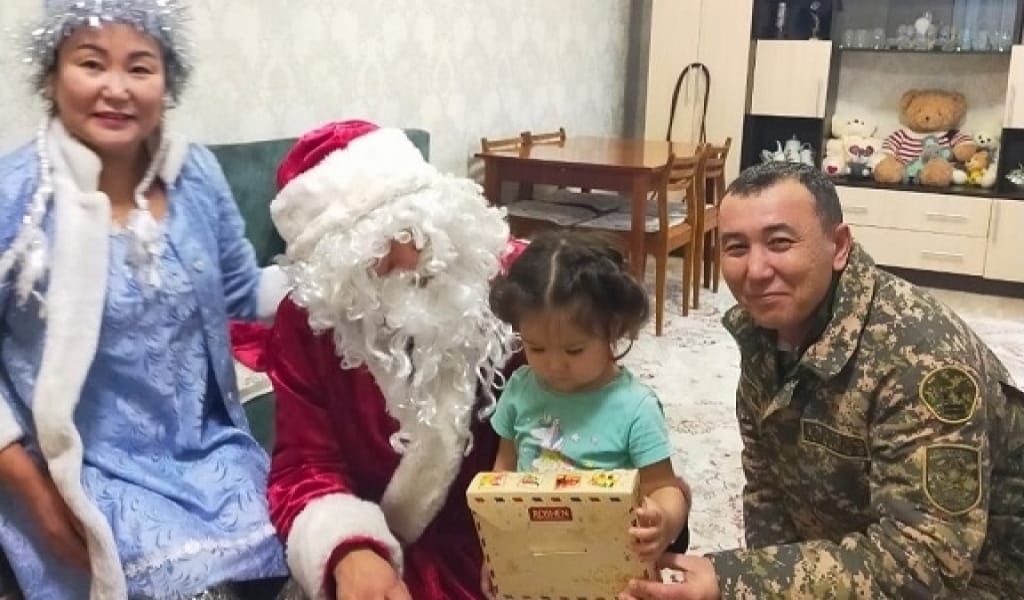 ӘСКЕРИЛЕР АЯЗ АТАНЫҢ КИІМІН КИІП, БАЛАЛАРҒА ОЙЫНШЫҚ ҮЛЕСТІРДІ