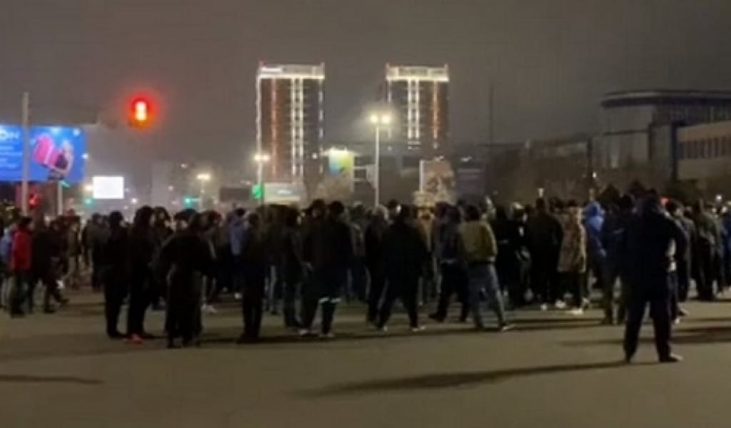 ЖАҢАӨЗЕНДЕ ТАҒЫ НАРАЗЫЛЫҚ. ПРЕЗИДЕНТ ТАПСЫРМАСЫМЕН ГАЗ БАҒАСЫ ТҮСТІ