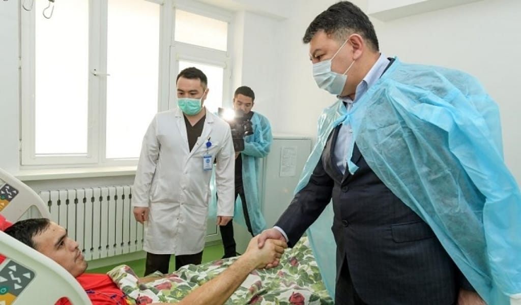 ОБЛЫС ӘКІМІ АУРУХАНАҒА БАРЫП, ЖАРАЛАНҒАН АЗАМАТТАРМЕН ТІЛДЕСТІ