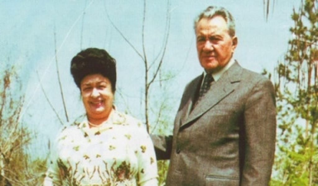 ҚОНАЕВ ӨЗІНЕ ӘН, ӨЛЕҢ АРНАҒЫСЫ КЕЛГЕНДЕРДІ ТЫЙЫП ТАСТАП ОТЫРҒАН