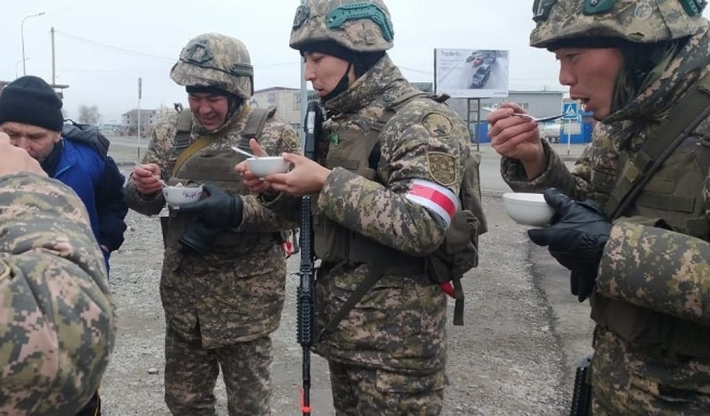 "ЗЕКЕТ ЖӘНЕ ҚАЙЫРЫМДЫЛЫҚ" ҚОРЫ ӘСКЕРИЛЕРГЕ ЫСТЫҚ ТАМАҚ ТАРАТТЫ