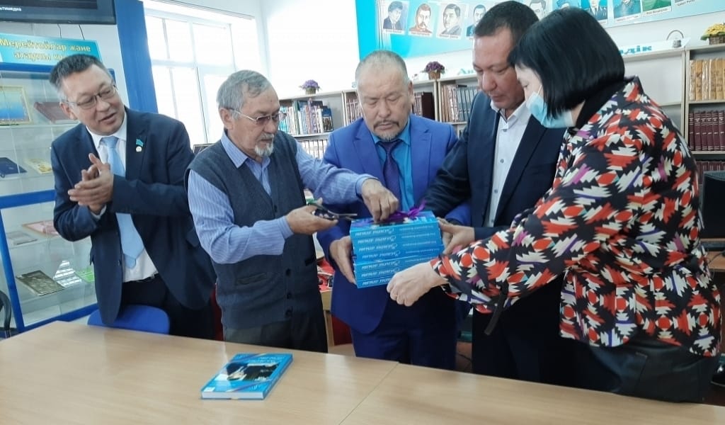 ҰСТАНЫҢ ІСІ ӨЛМЕЙДІ. ДӘРКЕМБАЙ ШОҚПАРҰЛЫНЫҢ ӨЛЕҢ КІТАБЫ ЖАРЫҚ КӨРДІ