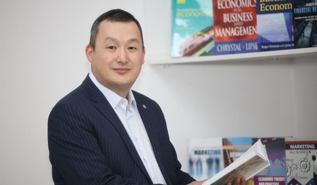 ЖАС ПРОФЕССОР, ОТАНШЫЛ АЗАМАТ ЕСБОЛ ӨМІРЖАНОВ ЖАЙЛЫ БІРАУЫЗ СӨЗ