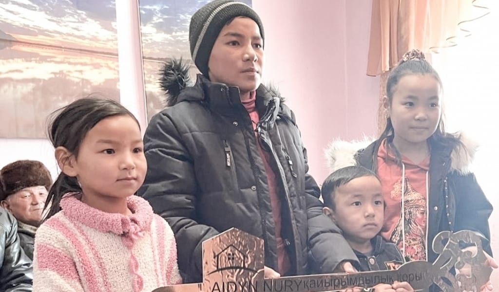 САРЫЖАЗ АУЫЛЫНДА КӨМЕККЕ МҰҚТАЖ ЕКІ ОТБАСЫ БАСПАНАЛЫ БОЛДЫ