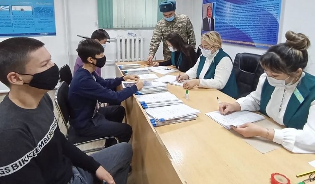 ТАЛДЫҚОРҒАНДА 16-17 ЖАСАР БОЗБАЛАЛАР ӘСКЕРИ ЕСЕПКЕ АЛЫНЫП ЖАТЫР