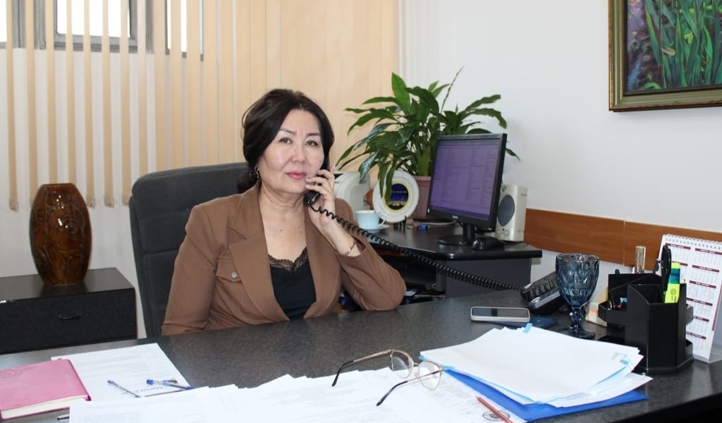 МУЗЕЙГЕ БАСЫП КІРГЕН БҮЛІКШІЛЕРДІ ӘЙЕЛ АДАМНЫҢ АНАЛЫҚ МЕЙІРІМІ ТОҚТАТТЫ