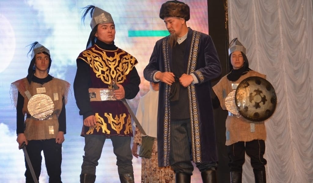 ҚАРАСАЗДА МҰҚАҒАЛИДЫҢ "РАЙЫМБЕК! РАЙЫМБЕК!" ПОЭМАСЫ САХНАЛАНДЫ